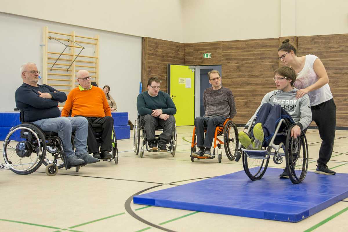 Eindruck vom Projekt "romowo" - zu sehen ist eine Übungsgruppe beim Rollstuhl-Mobilitätstraining Eindruck vom Projekt "romowo" - zu sehen ist eine Übungsgruppe beim Rollstuhl-Mobilitätstraining