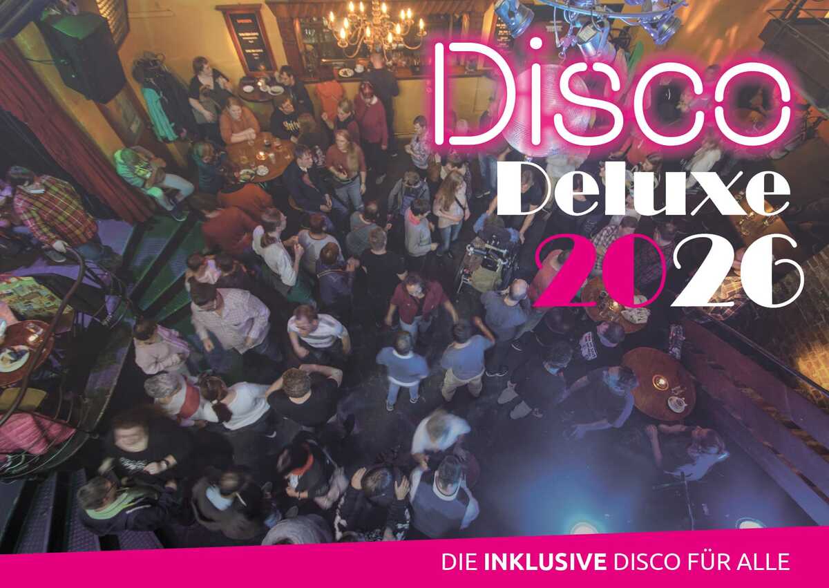Das Bild zeigt eine Aufnahme in einer Disco an, in der viele Menschen tanzen. Auf dem Bild steht Disco Deluxe 2026