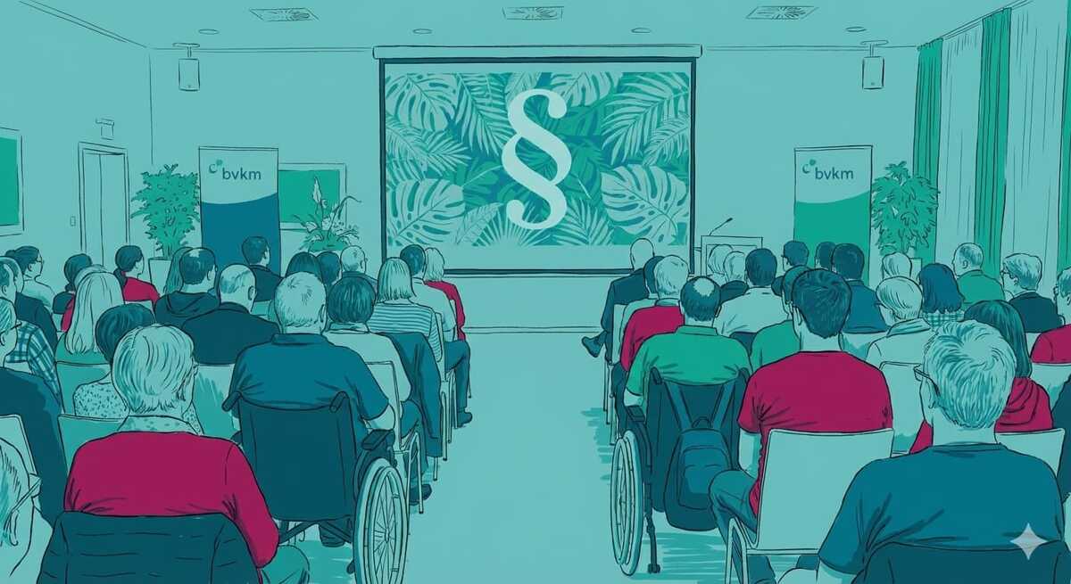 Das Bild zeigt einen Blick von hinten auf ein Publikum gerichtet, welches links und rechts in Stuhlreihen sitzt und vorne ist eine Leinwand mit einem Paragraphen-Zeichen zu sehen.