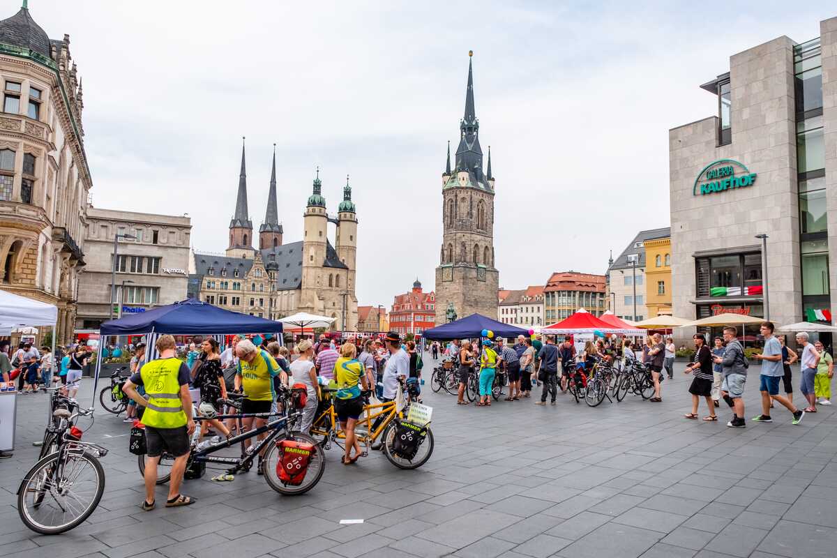 Aktionstag der MUT-Tour 2026 auf dem Marktplatz in Halle (Saale). Zahlreiche Menschen besuchen Informations- und Aktionsstände vor der Marktkirche und dem Roten Turm.