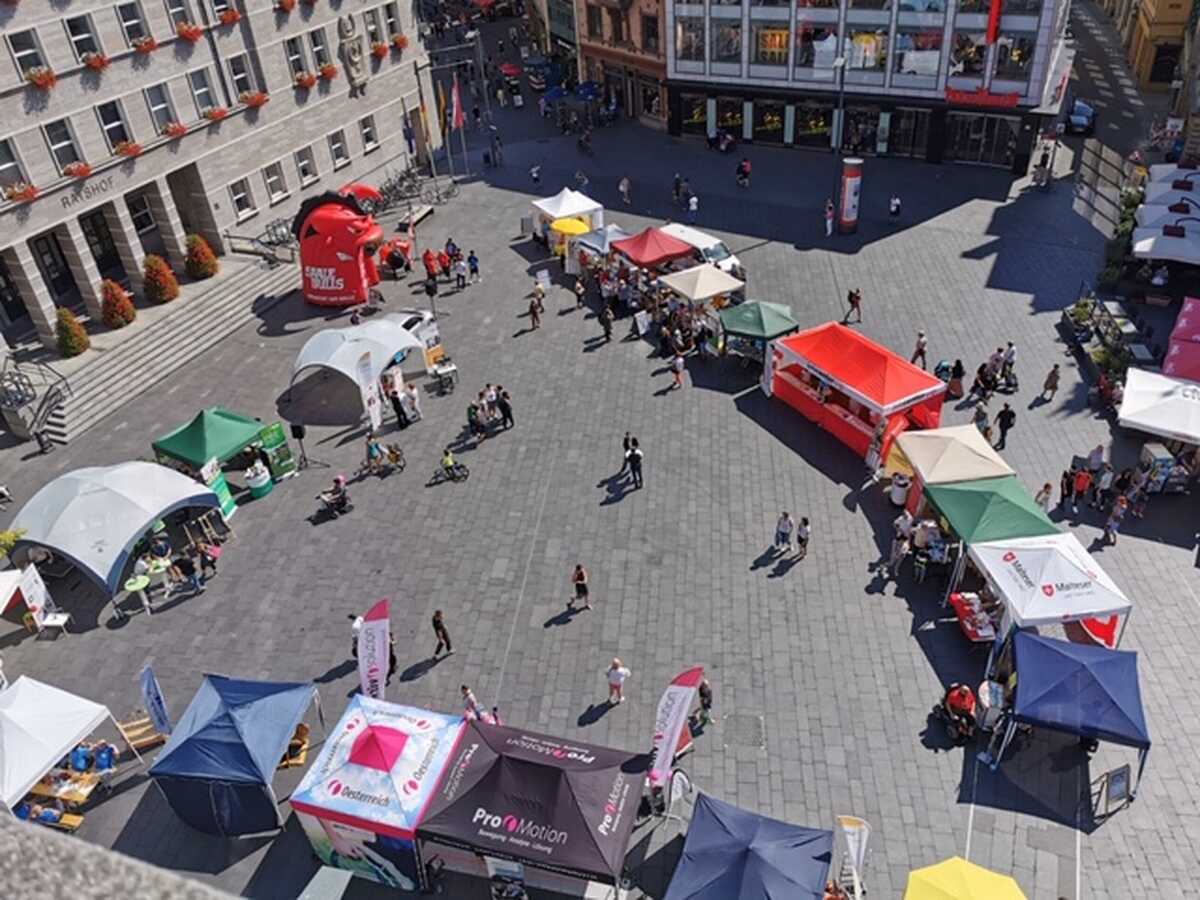 Luftaufnahme des Reha-Tages aus dem Jahr 2019 mit zahlreichen Informations- und Aktionsständen verschiedener Aussteller. Besucherinnen und Besucher bewegen sich zwischen den Pavillons und Zelten und vermitteln die Vielfalt und den offenen Charakter der Veranstaltung.