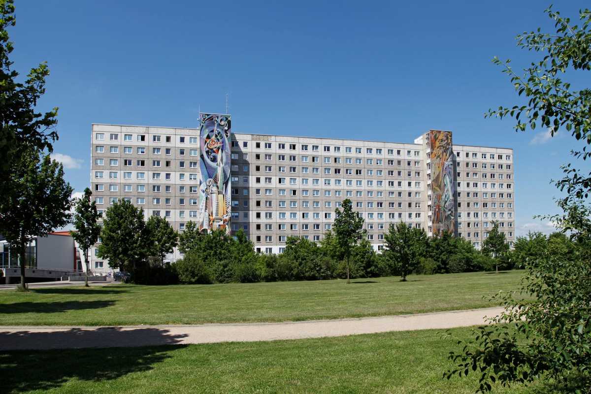 Verwaltungsgebäude Am Stadion 5 Ansicht des Bürohochhauses am Stadion 5 mit Blick von Osten auf die denkmalgeschützten Treppenaufgänge.