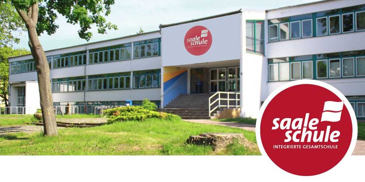 Foto vom Haupteingang der Saaleschule und Logo der Saaleschule Foto mit einem sanierten Schulgebäude im DDR-Baustil, einer Eingangstreppe und dem Schullogo über der Eingangstür. Im rechten unteren Bereich des Bildes ist das Schullogo mit dem Schriftzug Saaleschule Integrierte Gesamtschule abgebildet.