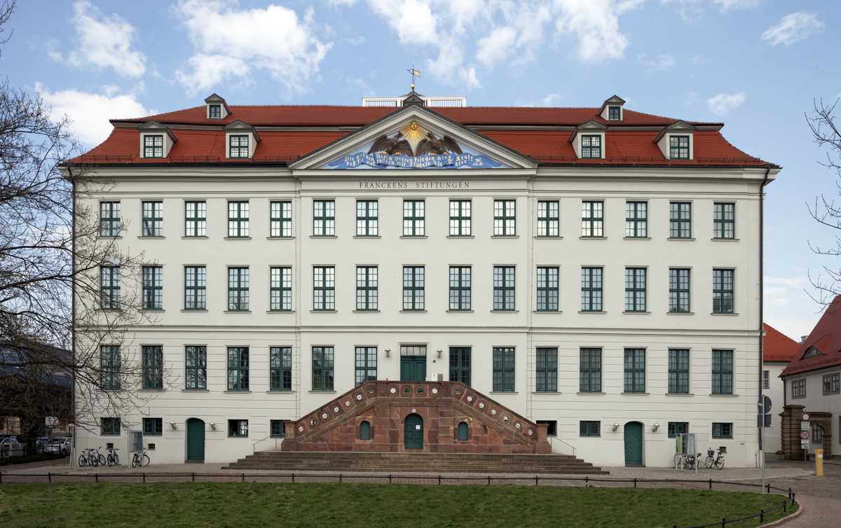 Ansicht Waisenhaus. Ein weißes schlossartiges Gebäude  mit großer Freitreppe