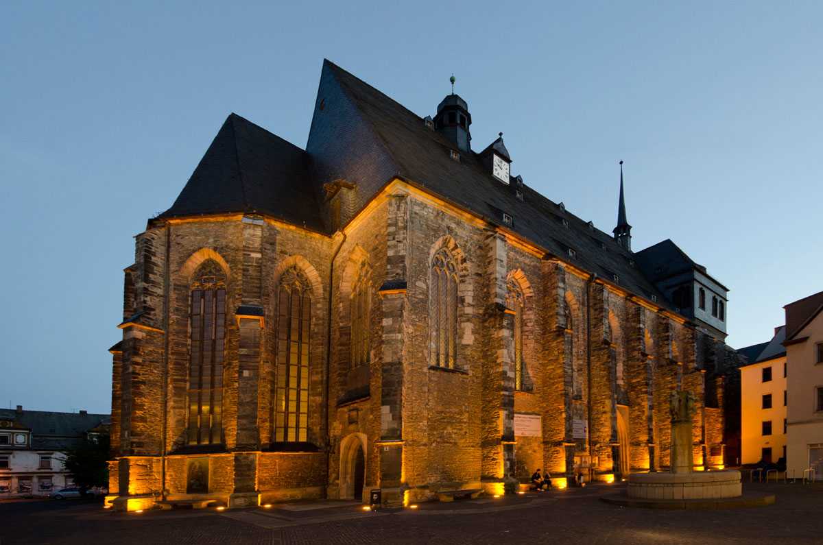 Konzerthalle Ulrichskirche Abend, Bildquelle (C) Stadt Halle (Saale)/ Ziegler Konzerthalle Ulrichskirche, Ansicht am Abend. Große spätgotische Hallenkirche mit kleinen Türmen in der Mitte und am Ende (Westseite) sowie einem Anbu vor (Ostseite). nsicht von der Leipziger Straße aus gesehen