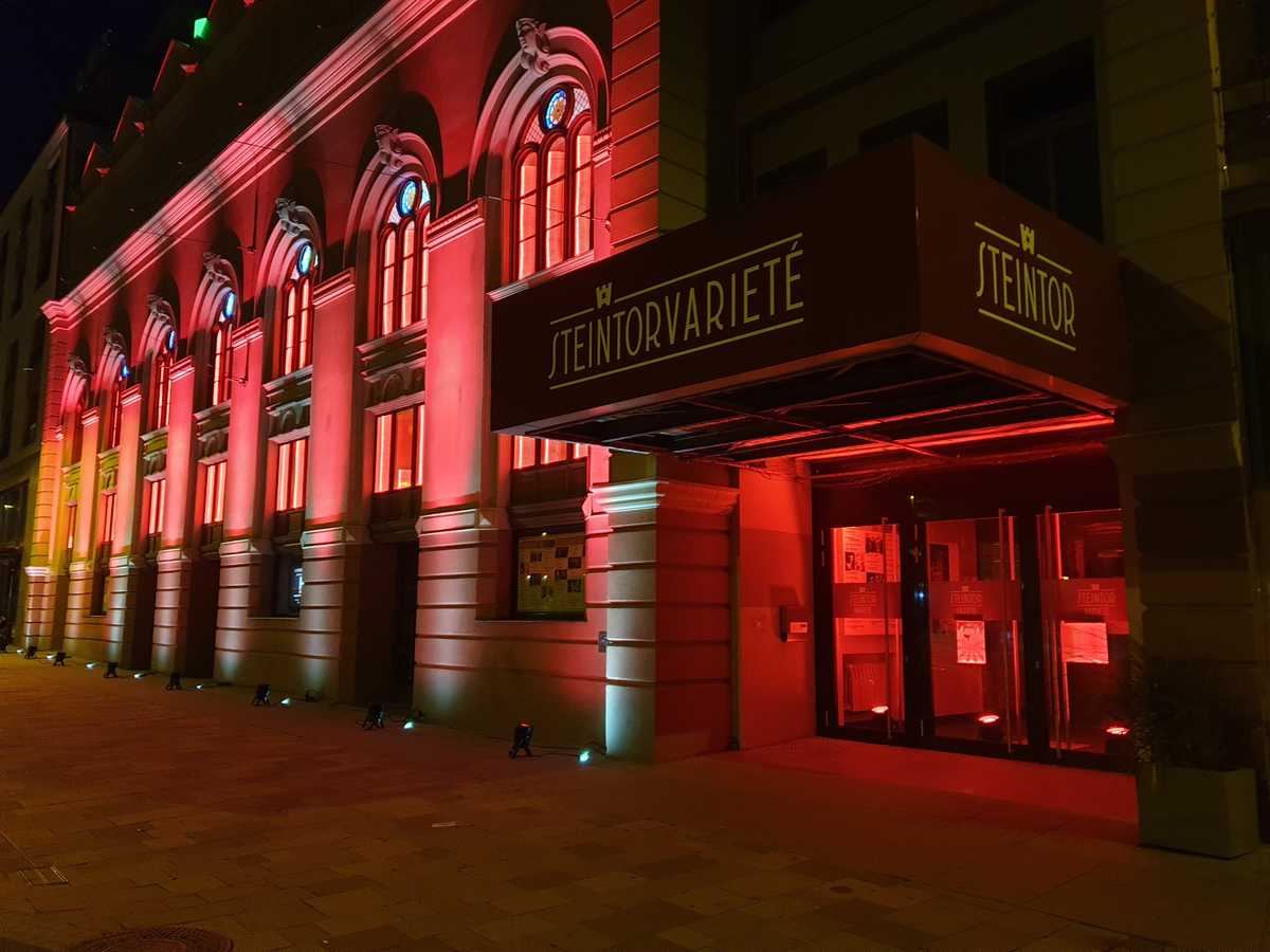 Blick auf das in rot angestrahlte Steintor-Varieté bei Nacht Blick auf das in rot angestrahlte Steintor-Varieté bei Nacht