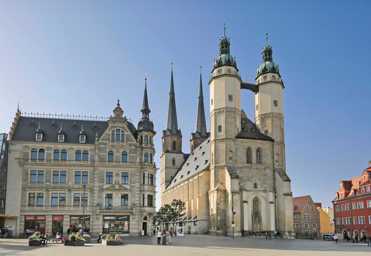 Marktkirche Halle (Saale) - Bildquelle: Th. Ziegler/ Stadt Halle (Saale) Ansicht der Marktkirche vom Marktplatz aus gesehen. Die beiden kuppelförmigen Hausmannstürme sind im Vordergrund zu sehen, die beiden höheren und spitzen "blauen" Türme sind im Hintergrund.