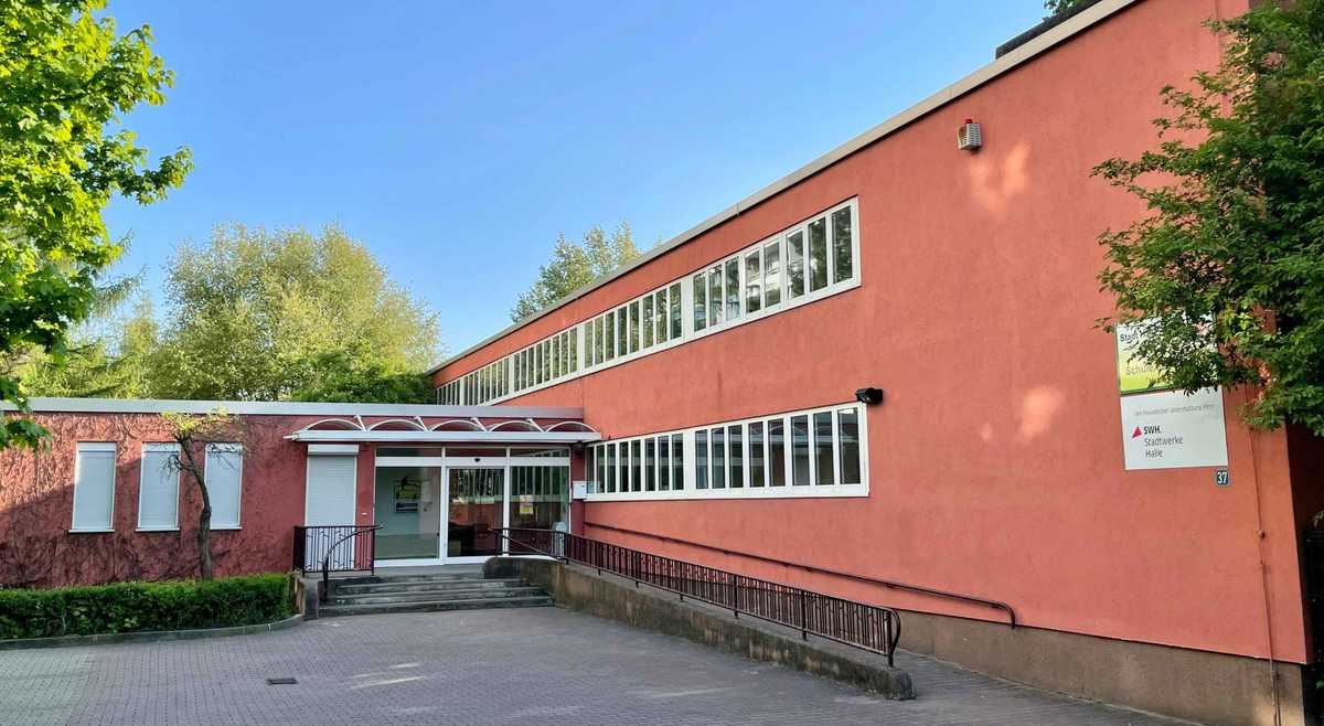 Haupteingang Helen-Keller-Schule (C) Stadt Halle (Saale)/Th.Ziegler Haupteingang Helen-Keller-Schule mit 4 Eingangstreppen und Rollstuhlrampe, Das Gebäude ist 2 Stöckig im Stiel von Plattenbau und hat einen rötlichen Anstrich