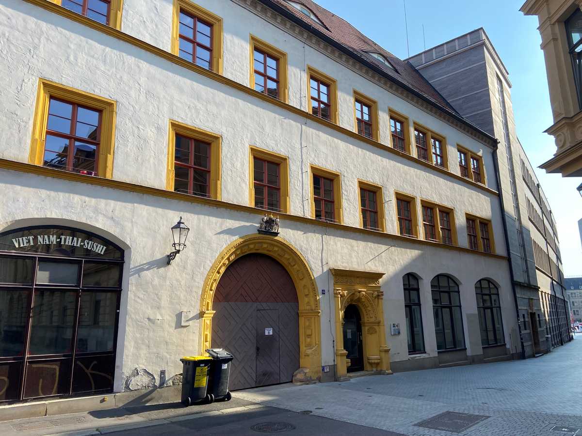 Rathausstraße 15 (Jenastift, Ansicht von der Straße) Ansicht Rathausstraße 15, historisches Gebäude, weiß geputzt mit gelben Einfassungen für Türen und Fenster