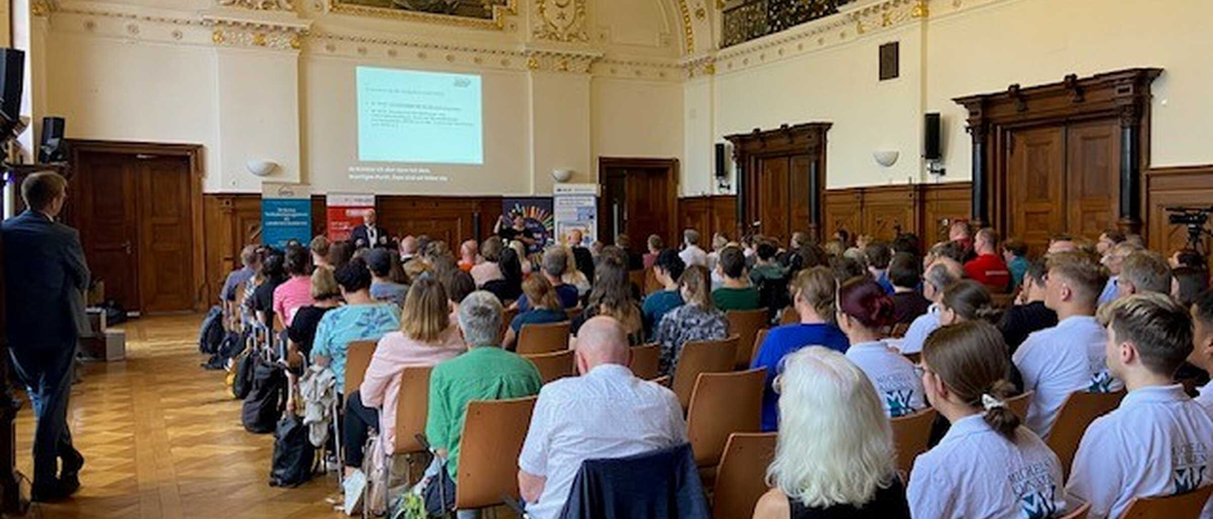 Vollbesetzer SFestssaal im Stadthaus 