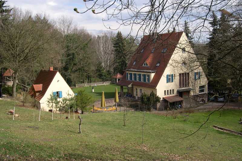 Villa Jühling mit großer grüner Wiese davor