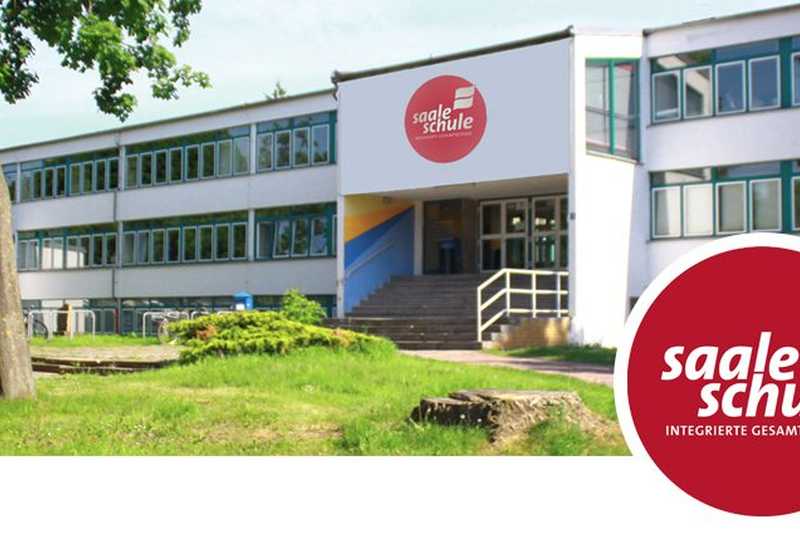 Foto mit einem sanierten Schulgebäude im DDR-Baustil, einer Eingangstreppe und dem Schullogo über der Eingangstür. Im rechten unteren Bereich des Bildes ist das Schullogo mit dem Schriftzug Saaleschule Integrierte Gesamtschule abgebildet.  