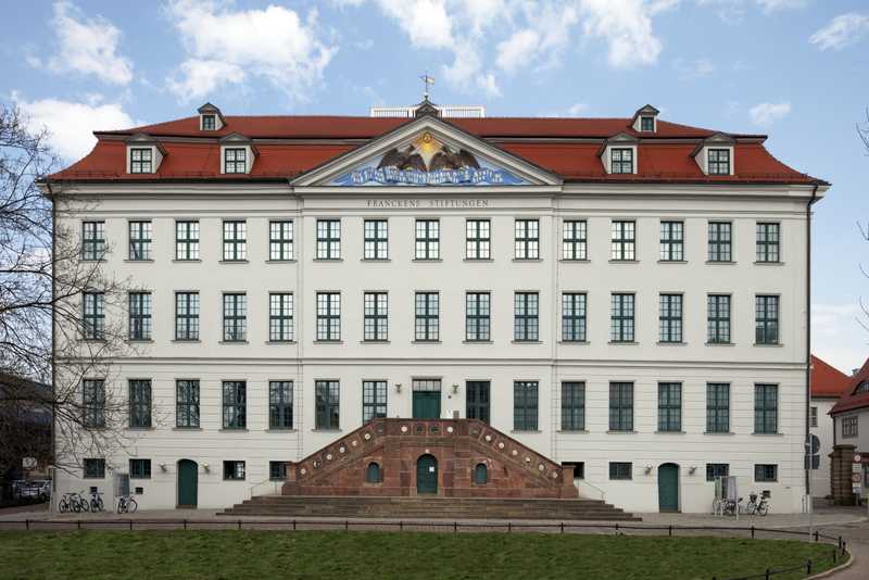 Ansicht Waisenhaus. Ein weißes schlossartiges Gebäude  mit großer Freitreppe