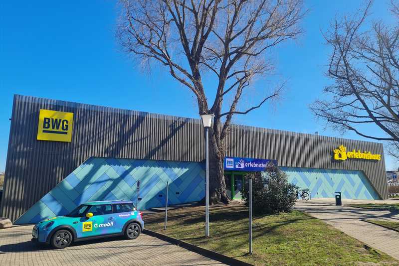 Ansicht von außen auf das BWG Erlebnishaus am Holzplatz in Halle (Saale)