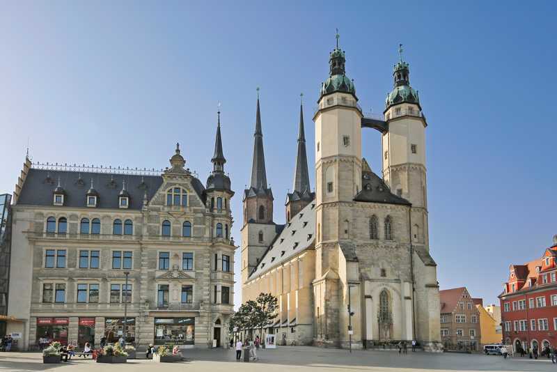 Ansicht der Marktkirche vom Marktplatz aus gesehen. Die beiden kuppelförmigen Hausmannstürme sind im Vordergrund zu sehen, die beiden höheren und spitzen "blauen" Türme sind im Hintergrund. 