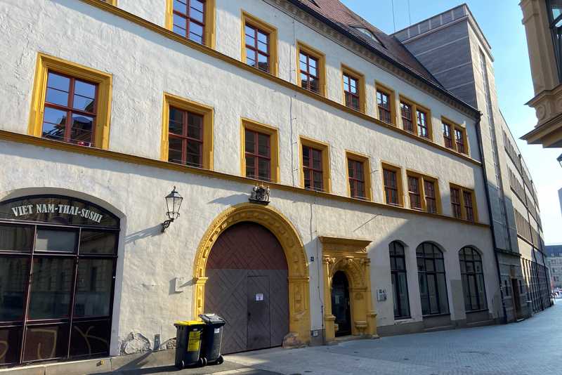 Ansicht Rathausstraße 15, historisches Gebäude, weiß geputzt mit gelben Einfassungen für Türen und Fenster