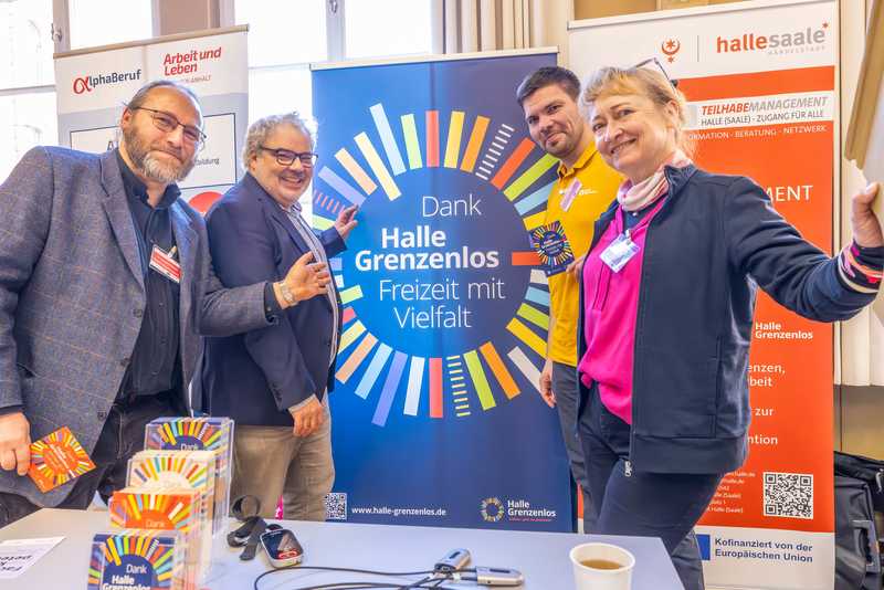 Team ÖTHM vor dem blauen Roll-up von Halle Grenzenlos