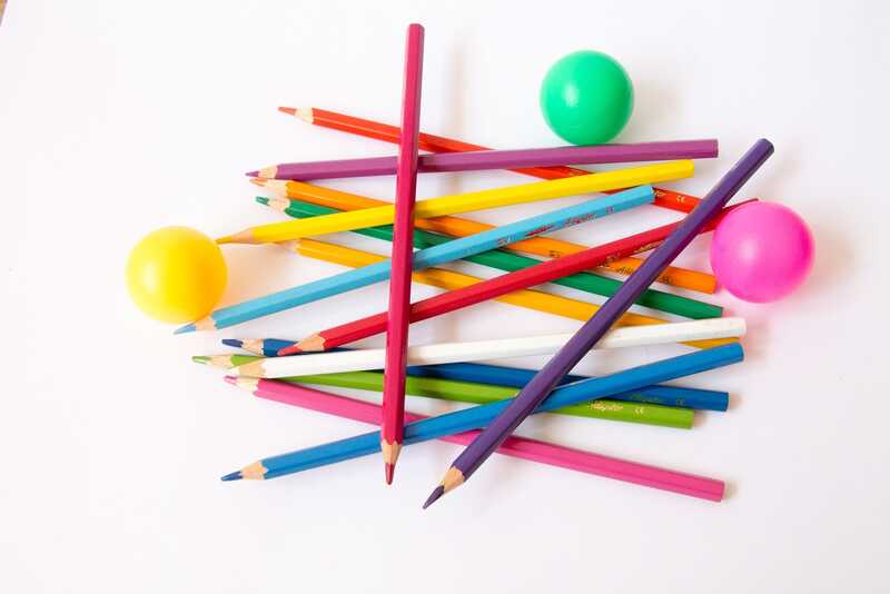 Bunte Stifte und Kugeln