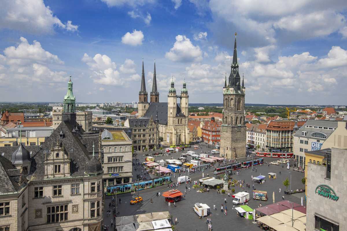 Blick auf den Halleschen Marktplatz vom Dach des Ratshofes Richtung Roter Turm und Marktkirche